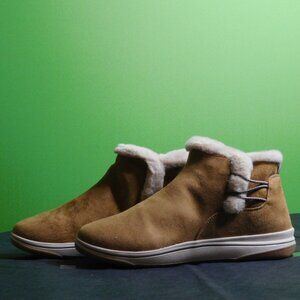 8.5 SIZE Clarks Women's Breeze Fur Ankle Boot